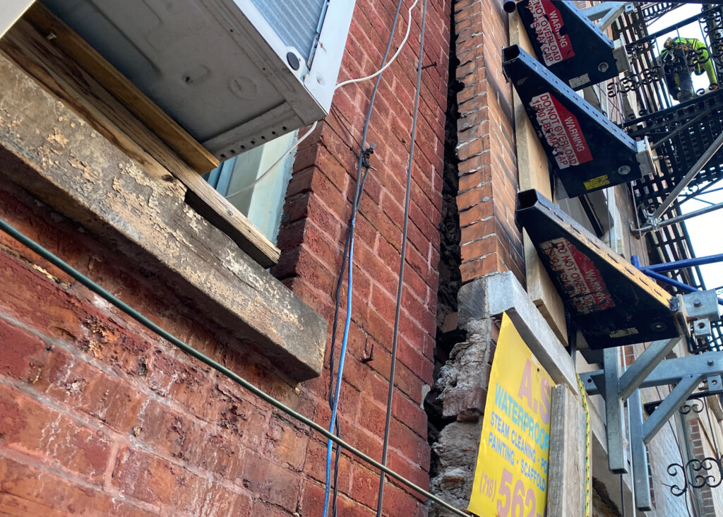 S 500134 023 111 Mott St Gap outside Small
